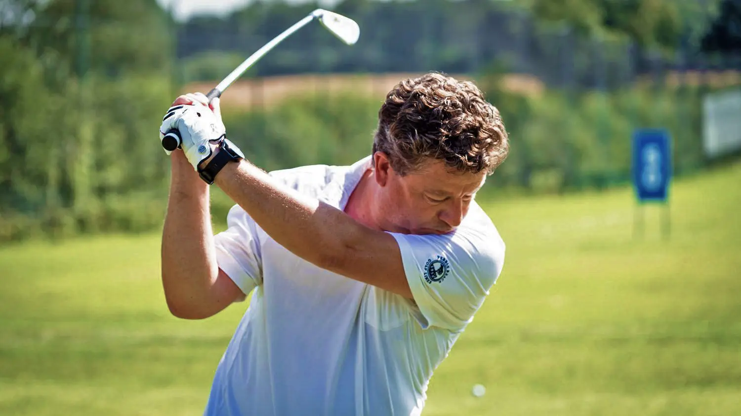 Golfer beim Abschlag