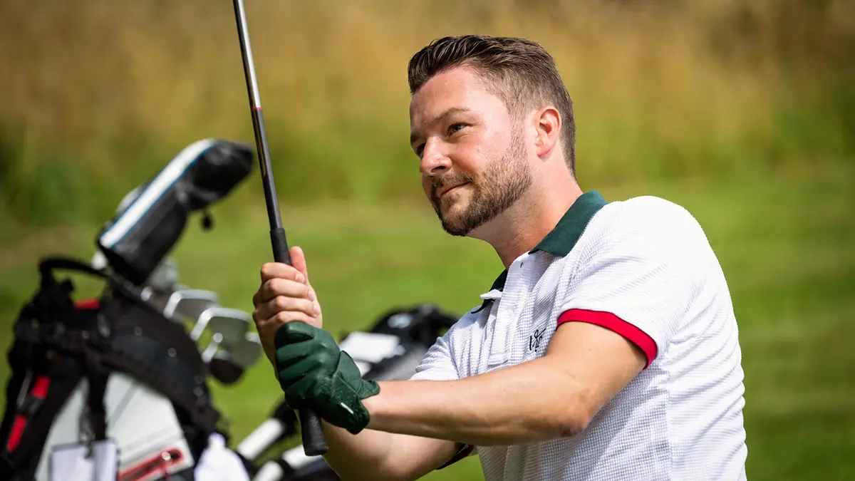 Golfer beim Abschlag